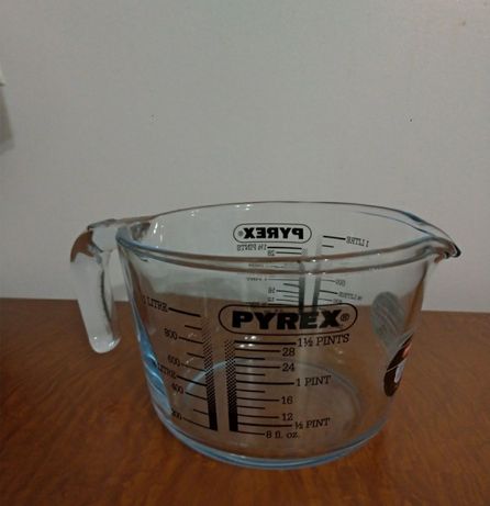 vendo caixas de vidro novas e  jarro medidor em  Pirex nunca usados