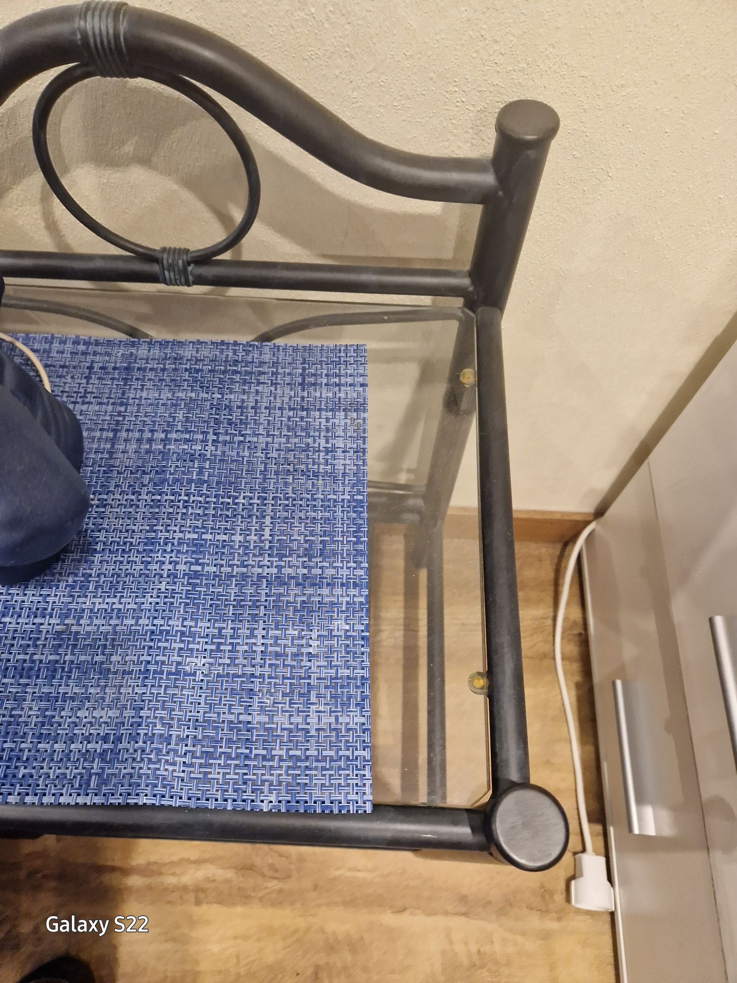 Cama de latão Azul Forte e 2 Mesas de cabeceira iguais à cama