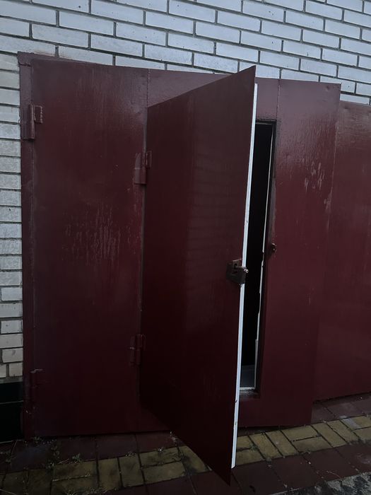 Металеві гаражні ворота з хвірткою 2,56х1,80