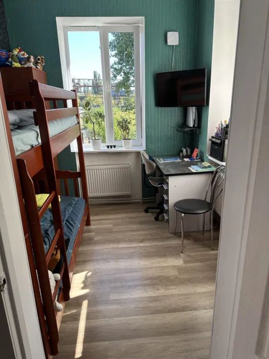 Продам трикімнатну квартиру на Миколаївці.