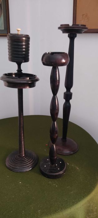 Cinzeiros de pé alto em pau-preto