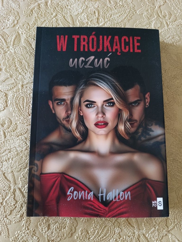 Książka romans W trójkącie uczuć - Sonia Hallon