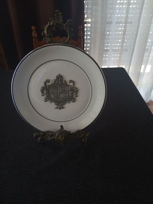 Prato com  brasão histórico em bronze