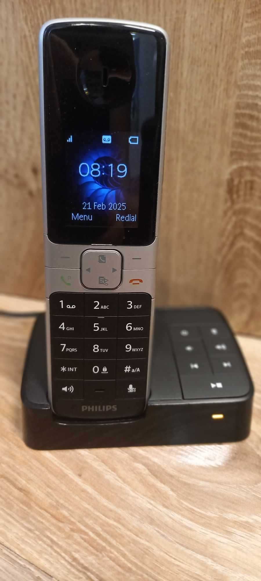telefon bezprzewodowy Philips d6351B/38 DEC z automatyczną sekretarką.