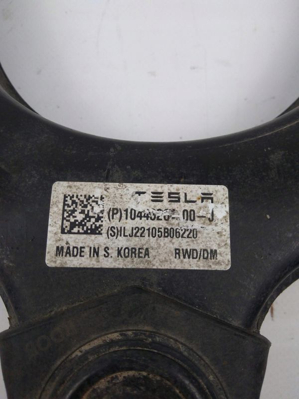 Tesla Model 3 wahacz prawy przedni 2019+