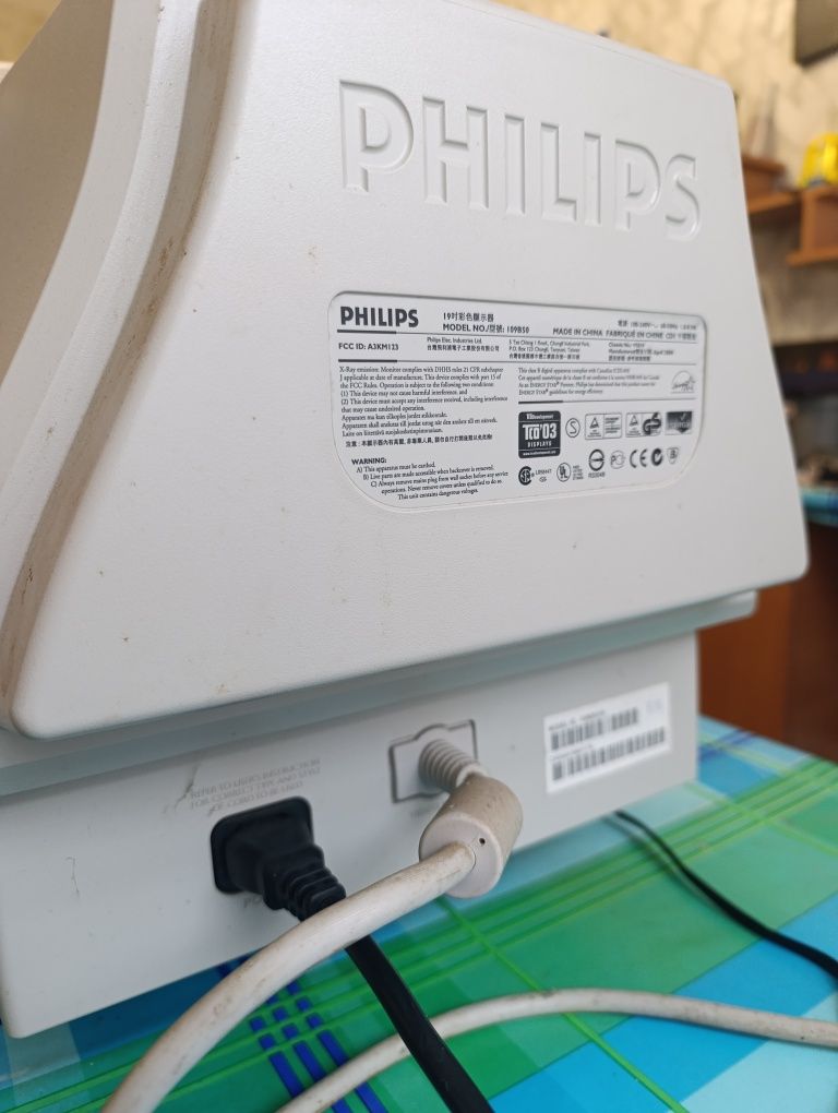 Монитор Philips.  Старого образца.