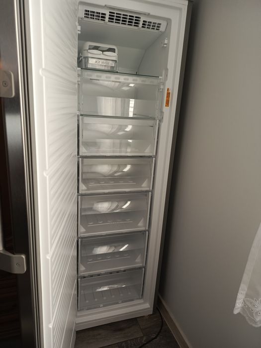 Zamrażarka Whirlpool wysoka wolnostojąca.