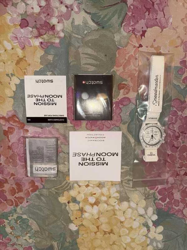 Omega x Swatch SO33W700 Snoopy - Śliczny design z kosmicznym Snoopy