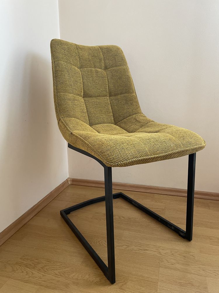 Krzesła musztardowe tapicerowane