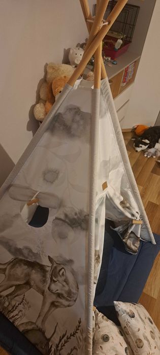 Tipi z wilkami, stan bardzo dobry