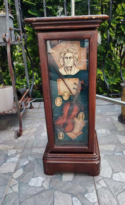 Szafka drewniana ze skrzypcami,aplikacje,lata 50