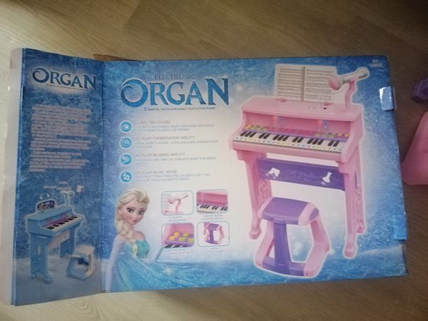 Орган пианино с наушниками