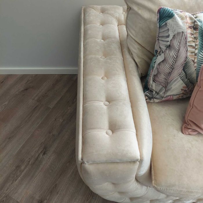 SOFÁ 4 lugares estilo Cherterfield costas baixas com almofadões