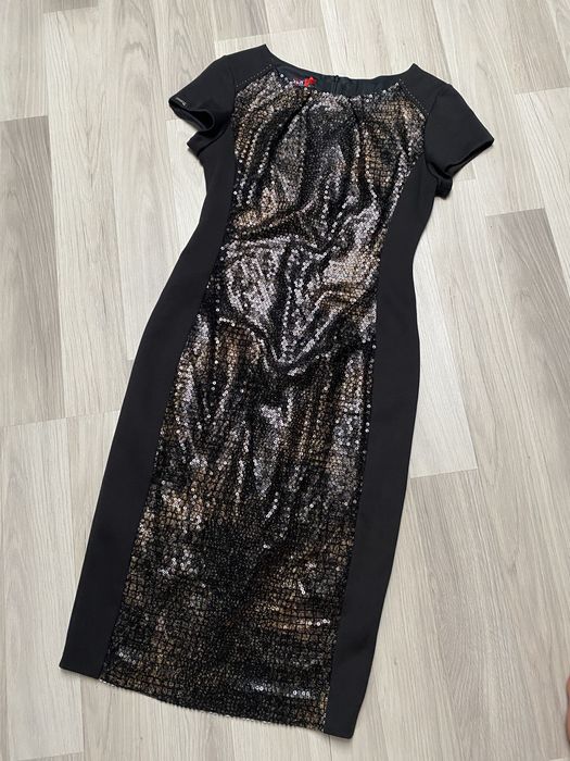 Czarna dopasowana ołówkowa sukienka midi z cenikami