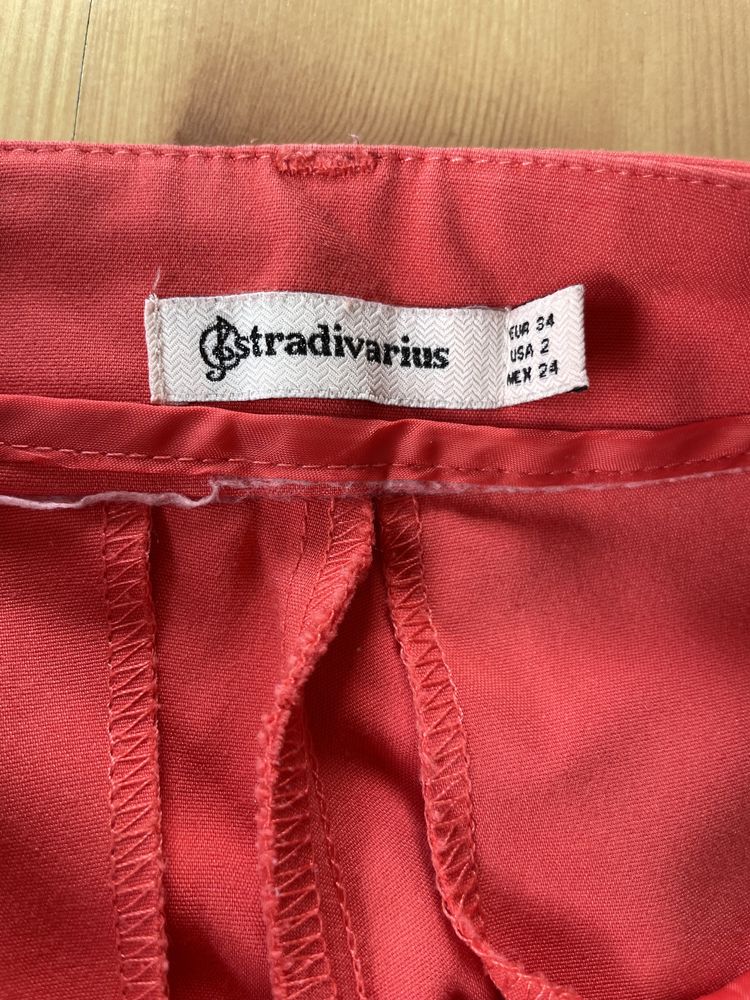 Spodnie typu chinos/cygaretki Stradivarius w rozmiarze 34