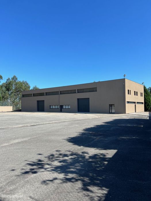 Armazém com Logradouro totalmente vedado