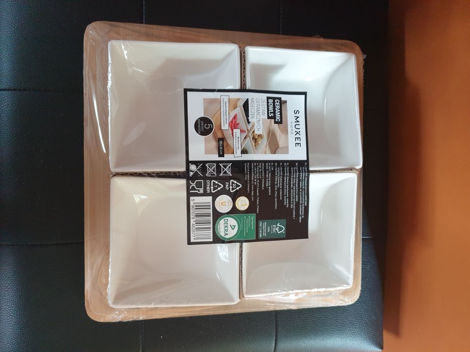 Zestaw miseczek na desce bambusowe.