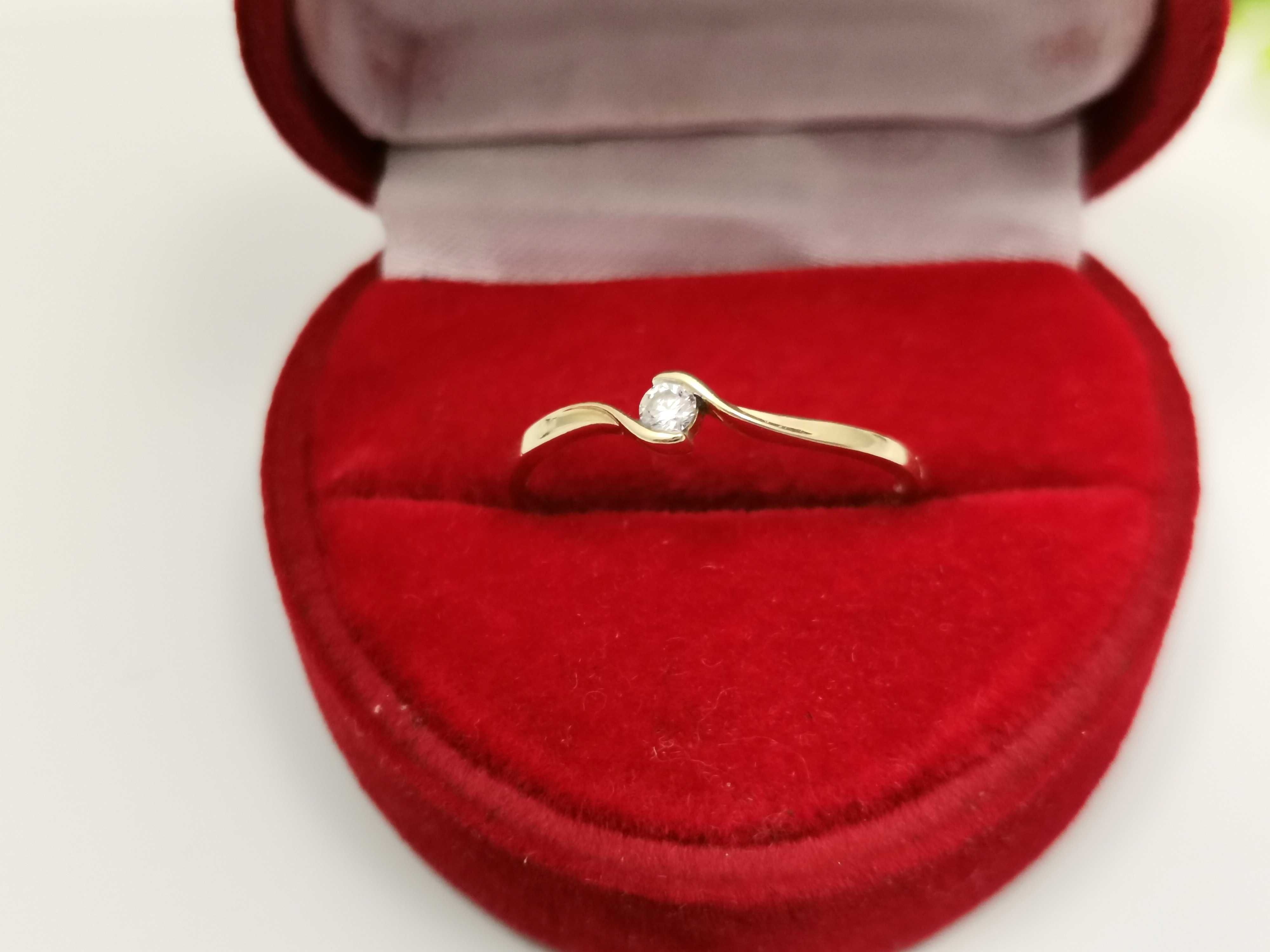 Złoty pierścionek 1,04G 585 R,15 z diamentem- CERT