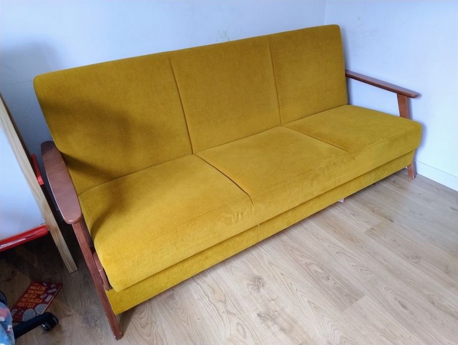 Piękna, musztardowa sofa