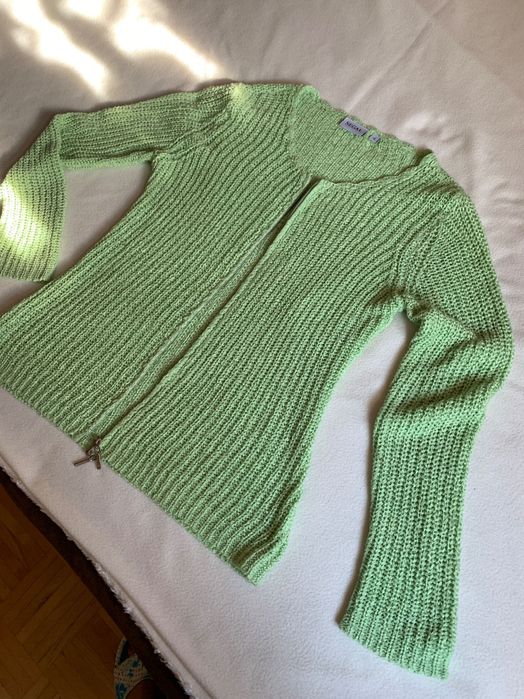 Seledynowy sweterek z długim rękawkiem zapinany na suwak rozmiar S