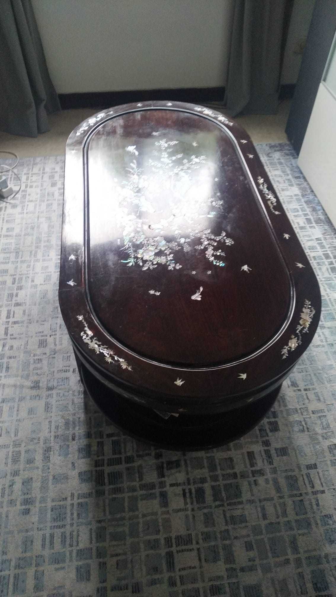 Mesa de centro pau rosa com incrustrações em madre pérola