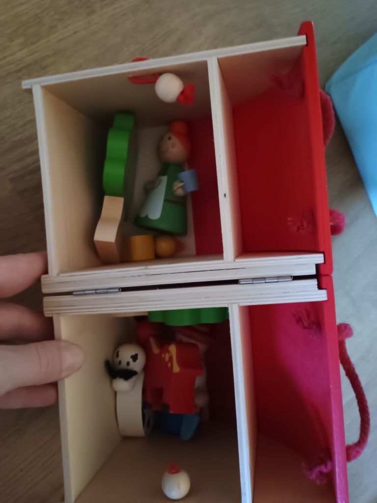 Domek, stodoła drewniana z figurkami