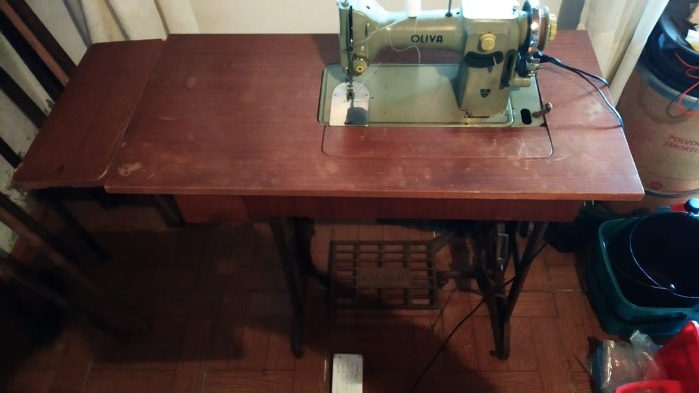 Máquina costura Oliva anos 70