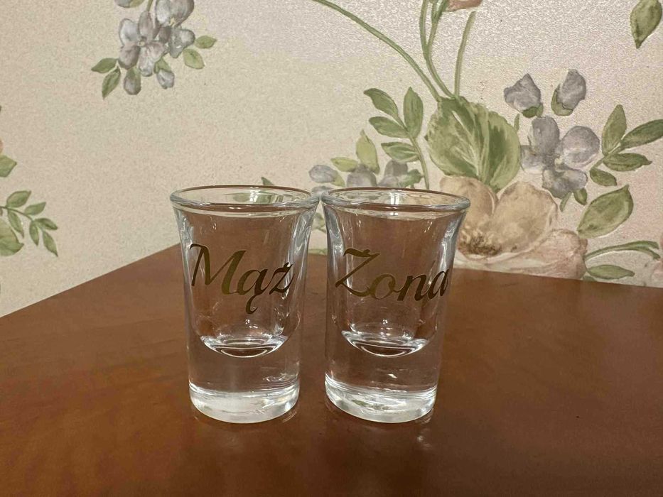 Weselne kieliszki, tablice rejestracyjne, wieszaki, koszyczki itp