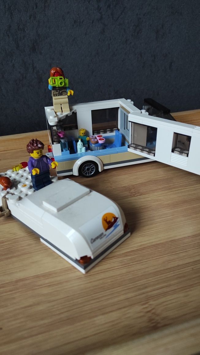 Klocki LEGO City Kamper