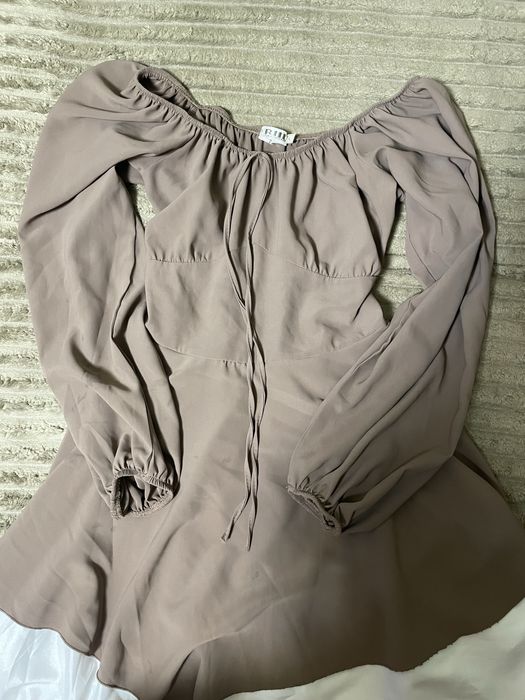 Жіноча сукня з завʼязками на спині