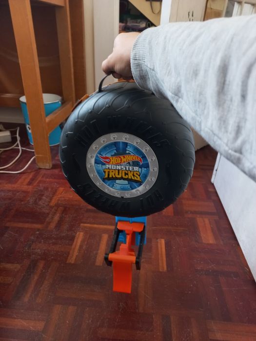 Hot wheels pneu acrobático