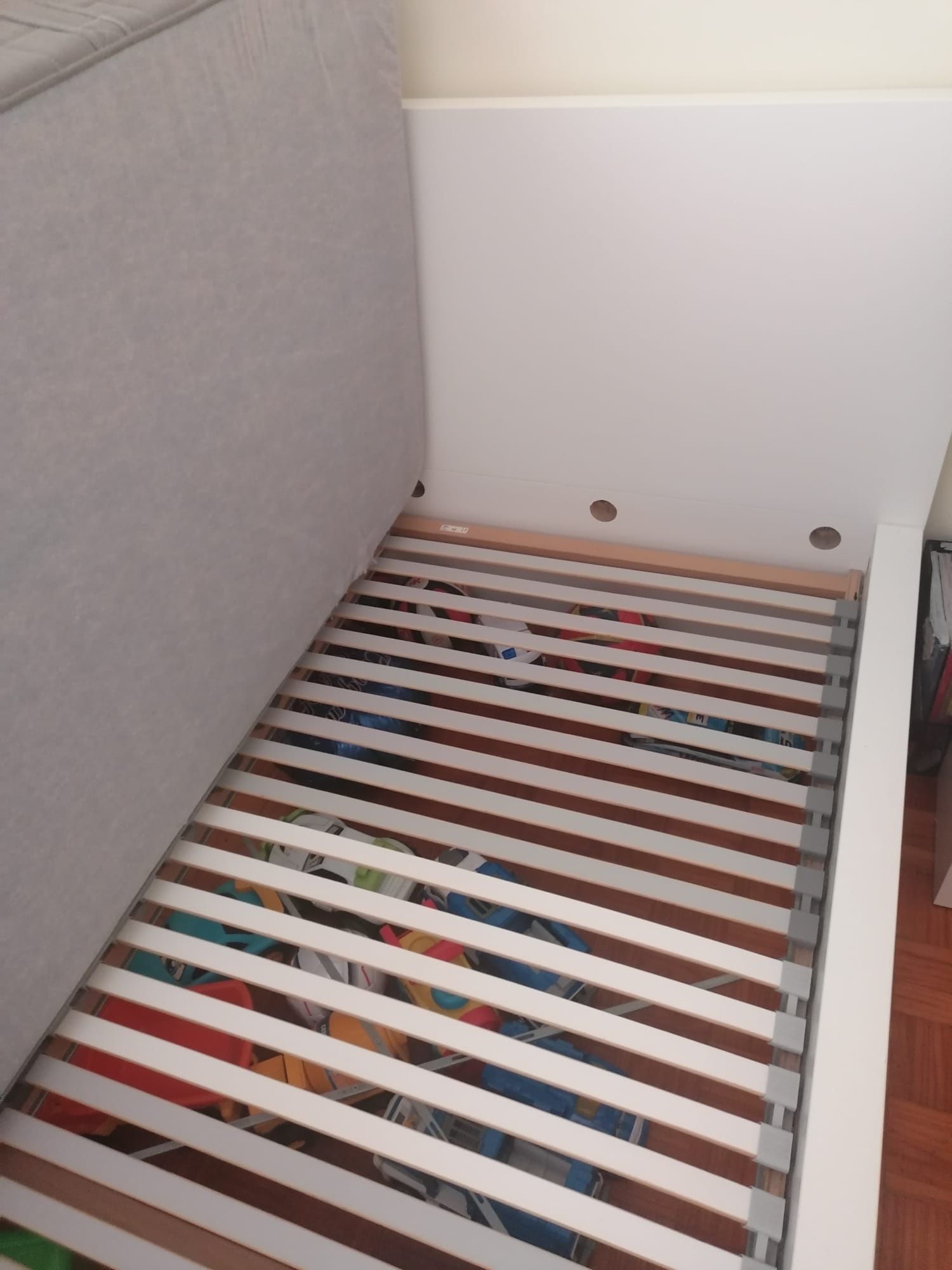 Vendo cama de solteiro e de criança