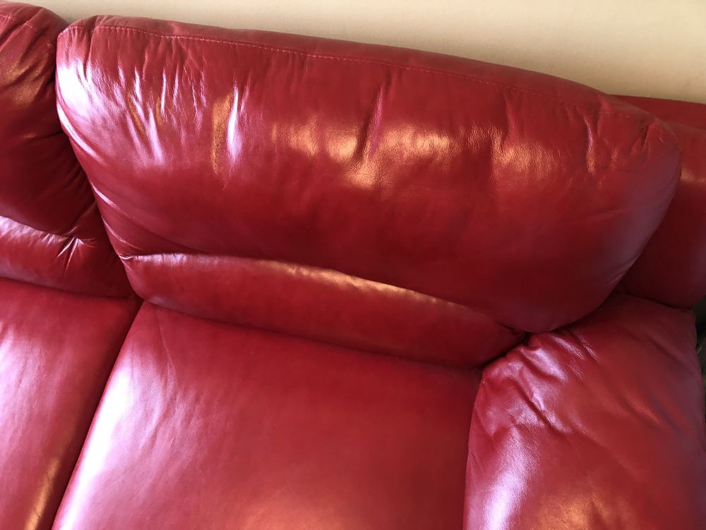 Czerwona sofa ze skóry naturalnej