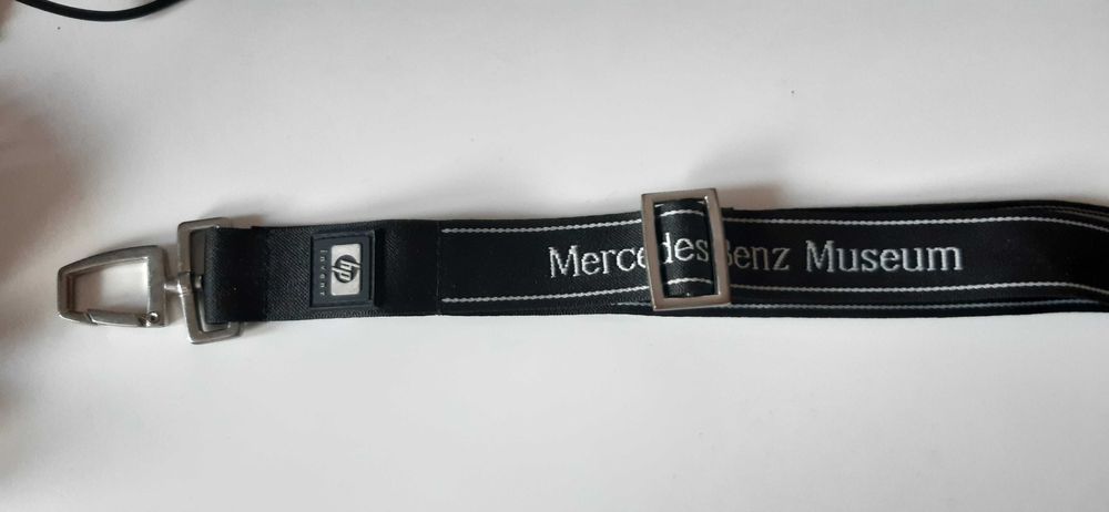 oryginalna smycz z muzeum mercedesa z Niemiec
