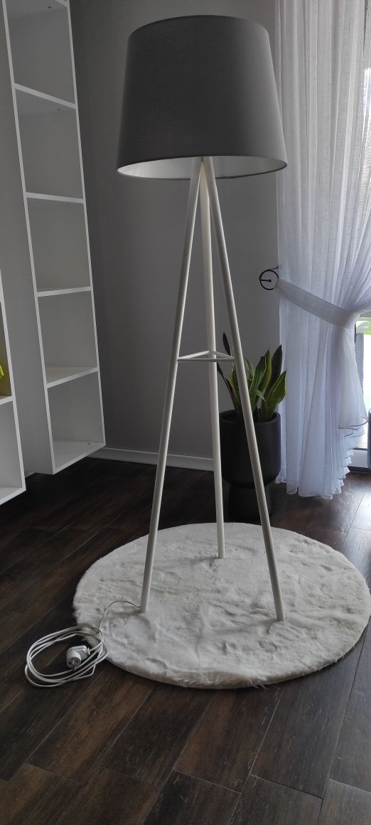 Lampa podłogowa - trójnóg