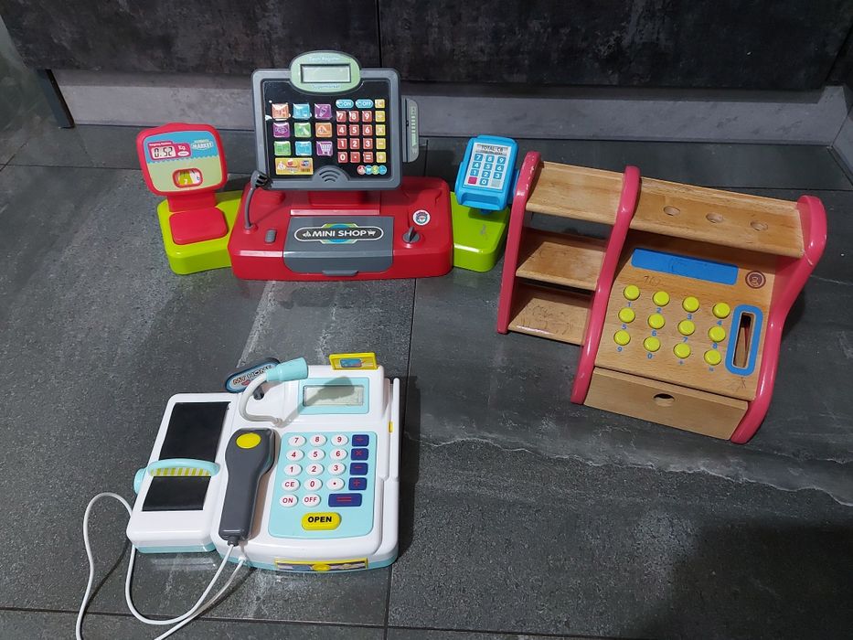 Trzy kasy dzieciece do zabawy w sklep.