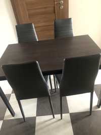 Rozkladany stol z czterema krzeslami