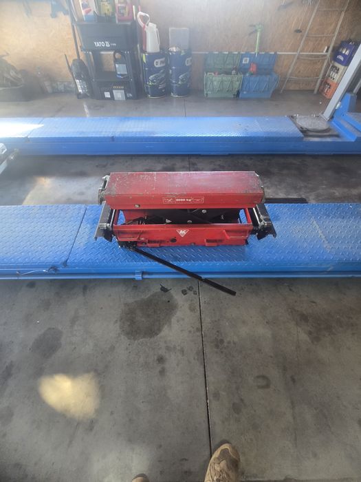 Podnośnik samochodowy hydrauliczny firmy AC
