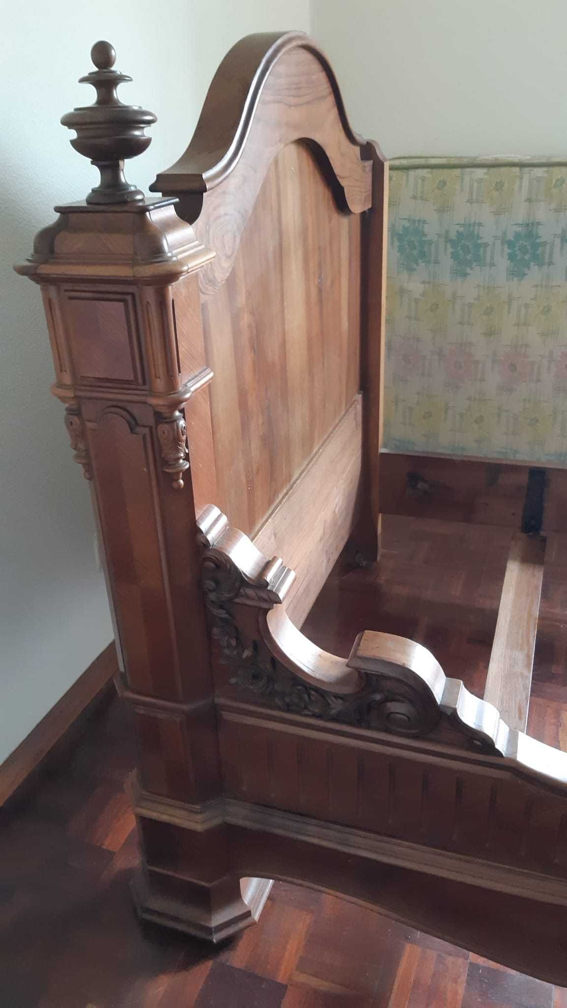 Cama Antiga de solteiro madeira maciça