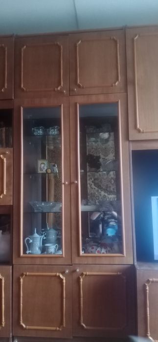 Продам сервант коричневого кольору