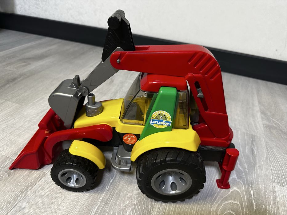 Экскаватор Bruder Roadmax
