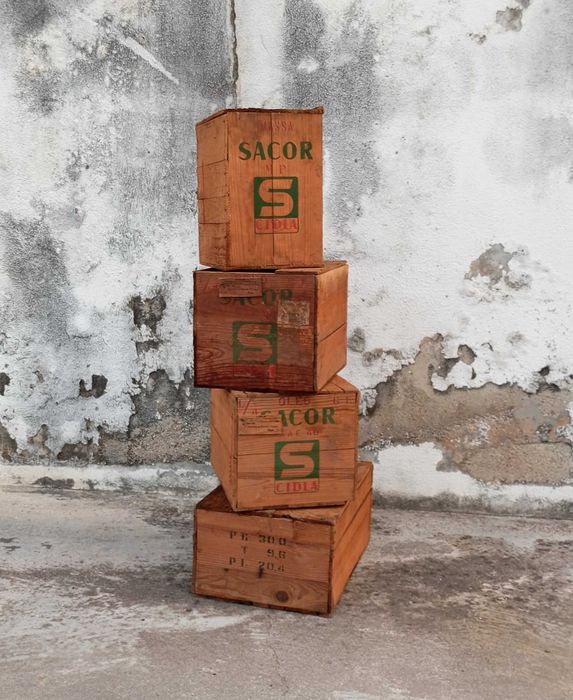 Antigas caixas de transporte de latas de óleo Sacor