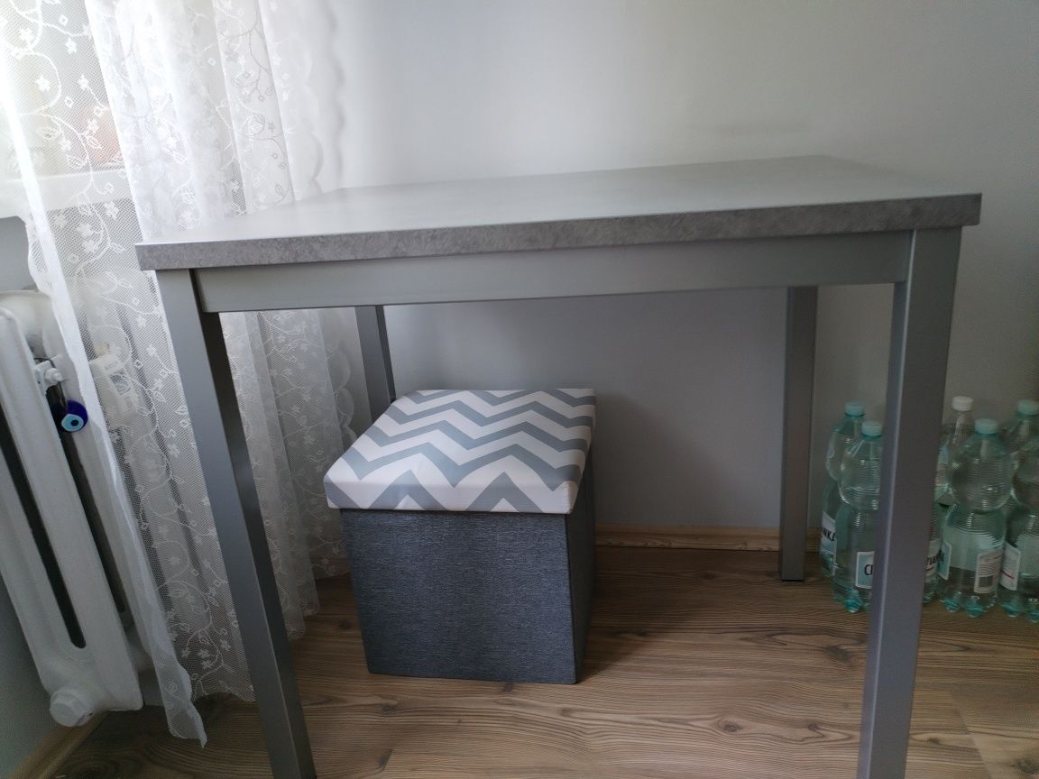 Stół o wymiarach 80cmx60cm, wysokość 76,5cm. Sklep b&r.