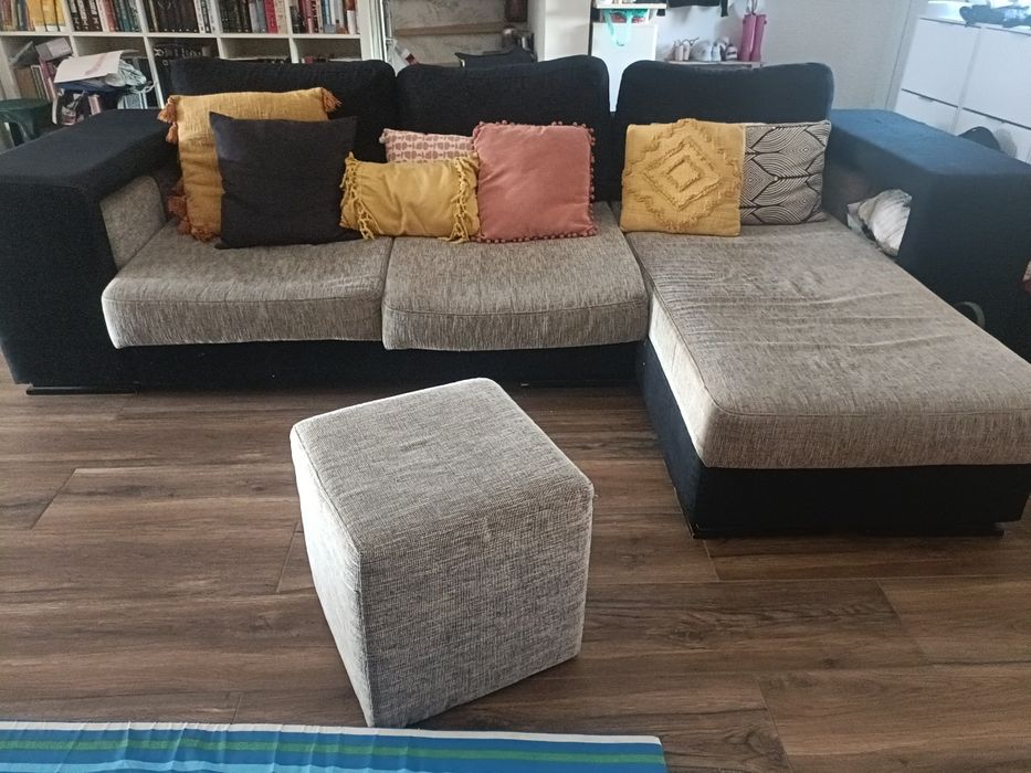 Sofá com chaise com arrumação
