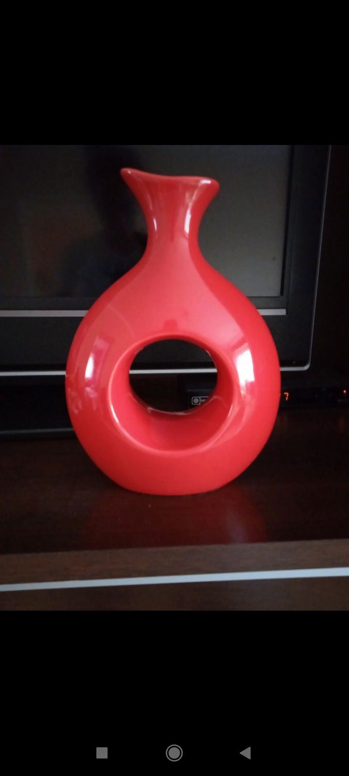 Czerwony, ozdobny wazon