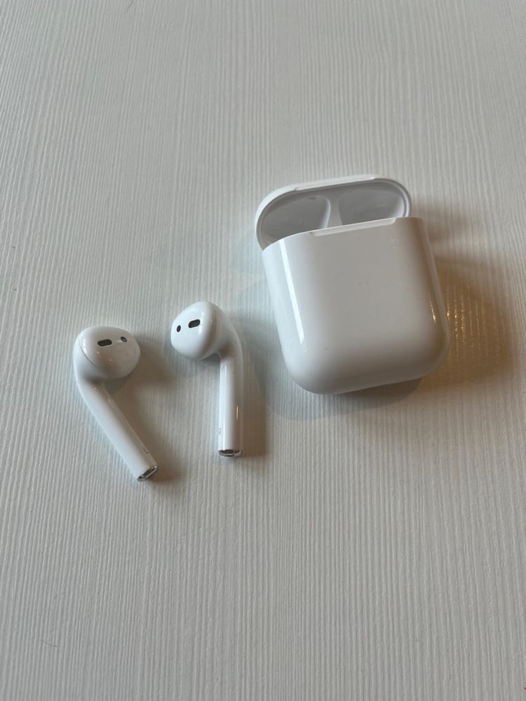 Słuchawki Apple AirPods z etui ładującym (2. generacja)