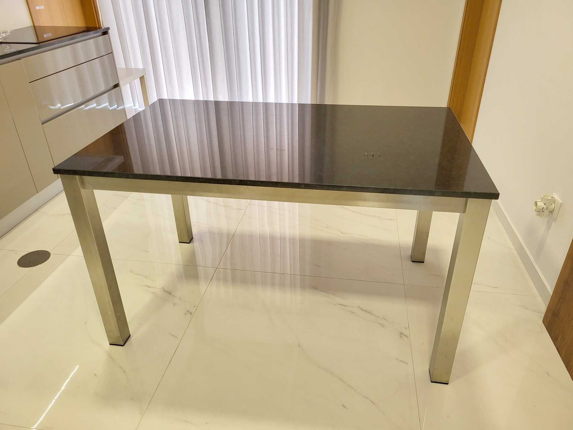Mesa de Cozinha tampo Pedra Natura Preta com pé aço inox escovado