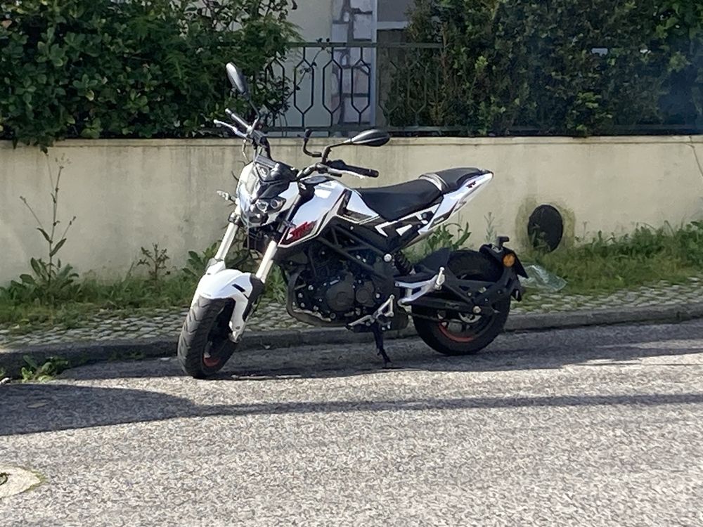 Benelli tnt 125cc 2023 com 5000km | troco por carro