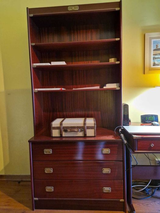 Dois estantes com  uma comoda    URGENTE