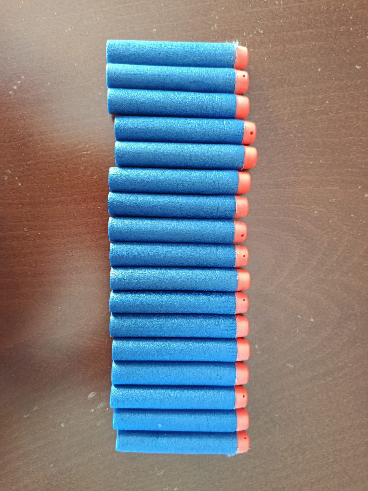 Nerf automática, 17 balas e um carregador extra de 6 balas. Vem com a